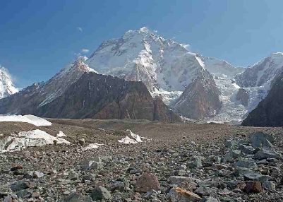 Avalanche sweeps 10-member climbing team; four bodies recovered, six missing 