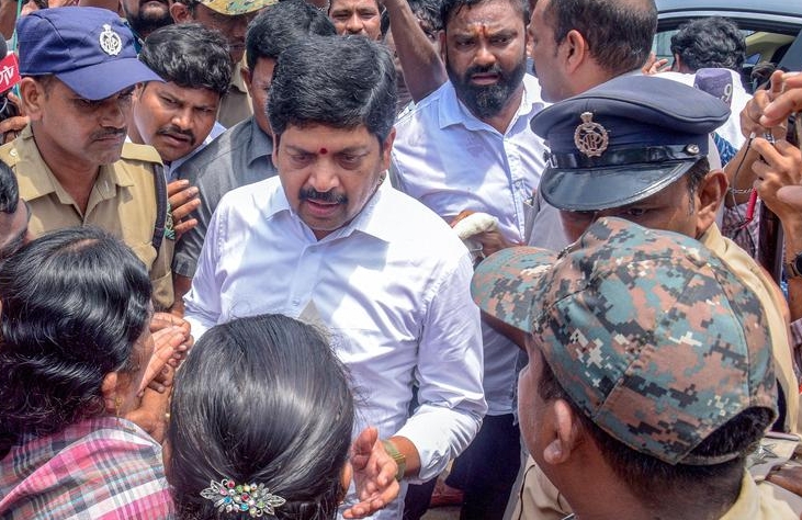 आंध्र सरकार ने लापता मछुआरों के परिजनों को 10-10 लाख रुपये की अनुग्रह राशि प्रदान की