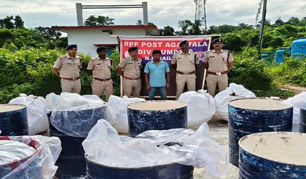 डीआरआई ने त्रिपुरा के अगरतला में प्रतिबंधित कफ सिरप की भारी खेप जब्त की