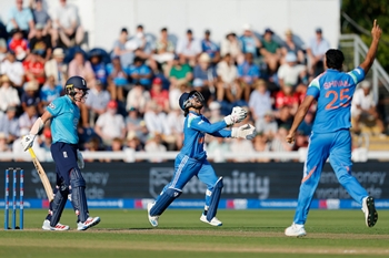 Host England beat India by 4 wickets in second ODI to level 3-match series 1-1