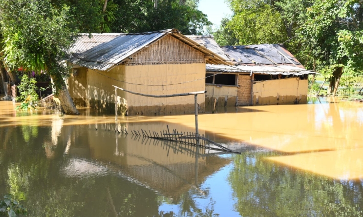 শিৱসাগৰ জিলাৰ ৩০১ খন গাঁৱৰ প্ৰায় ৪ লাখ লোক ক্ষতিগ্রস্ত হৈছে বুলি শিৱসাগৰৰ জিলা আয়ুক্তৰ প্ৰকাশ