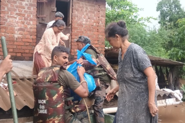 गुजरात में बारिश के बाद बचाव और राहत कार्य ज़ोरों पर; भारतीय तटरक्षक बल ने फंसे हुए 170 लोगों को बचाया