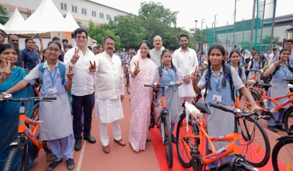 दिल्ली: मुख्यमंत्री रेखा गुप्ता ने विद्या वाहिनी योजना के तहत सरकारी स्कूलों की 3,000 छात्राओं को साइकिलें वितरित कीं
