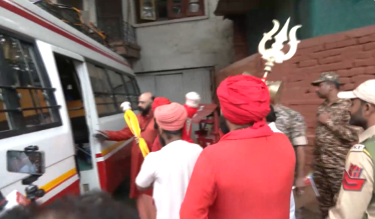 जम्मू-कश्मीर: आषाढ़ पूर्णिमा पर दशनामी अखाड़े से पारंपरिक पवित्र गदा को विधिपूर्वक निकाला गया