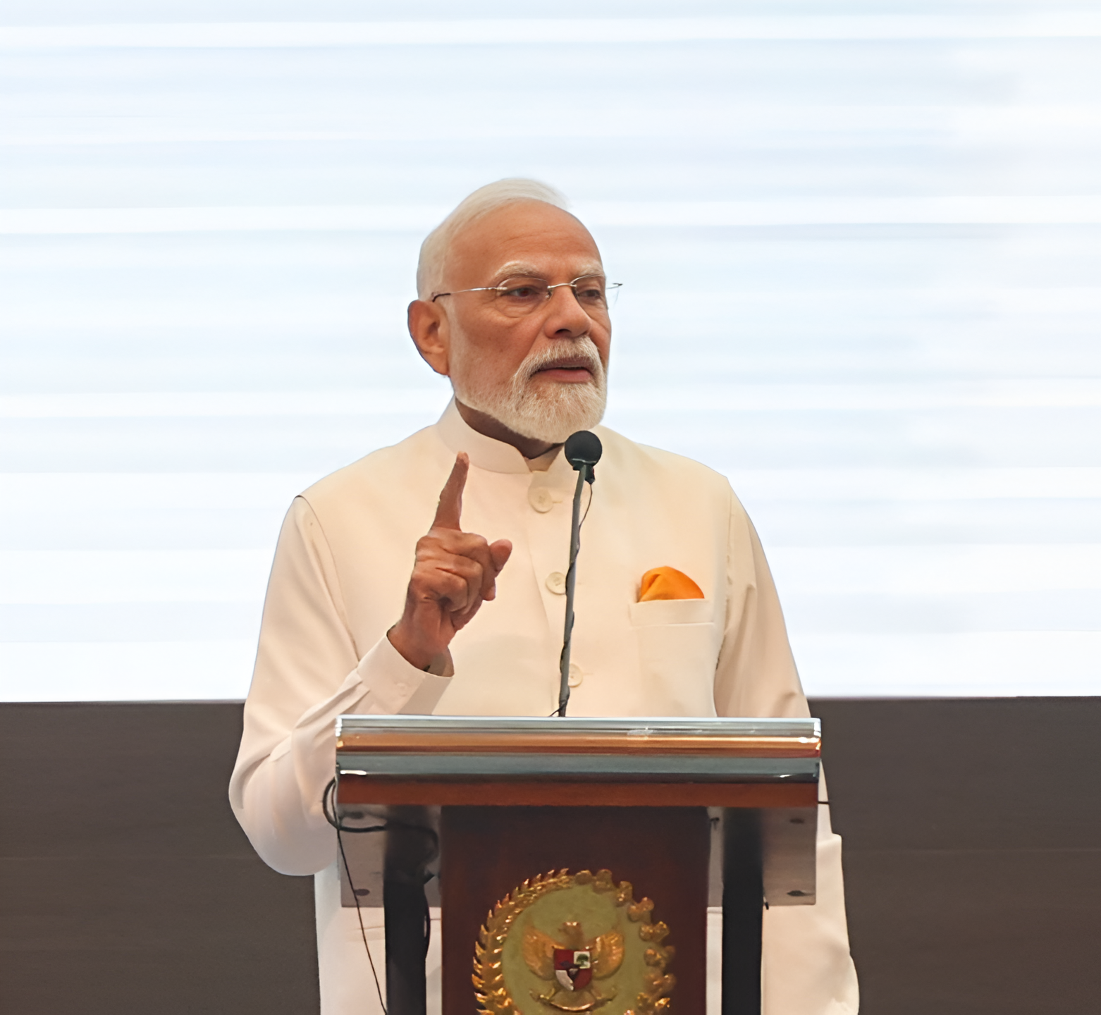 প্রধানমন্ত্ৰী মোদী বিনটাং আদিপূর্ণা অব্ দা ৰিপাব্লিক অব্ ইন্দোনেছিয়া সন্মানেৰে সন্মানিত হোৱাৰ বাবে প্ৰতিৰক্ষা মন্ত্ৰী ৰাজনাথ সিঙৰ অভিনন্দন জ্ঞাপন