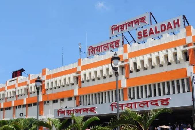 পূর্ব রেলের শিয়ালদা ডিভিশনে অত্যাধুনিক প্রযুক্তিসম্পন্ন আপডেটেড লজিক সার্কিটসহ নৈহাটি সেন্ট্রাল EI ও EI Hut স্থাপনের উদ্দেশে আজ রাত ১২’টা থেকে আগামীকাল রবিবার ভোর চারটে পর্যন্ত চার ঘণ্টার নন-ইন্টারলকিং কাজ চলবে।