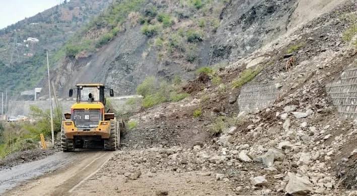 Fresh landslide disrupts traffic on Jammu-Srinagar highway in Udhampur