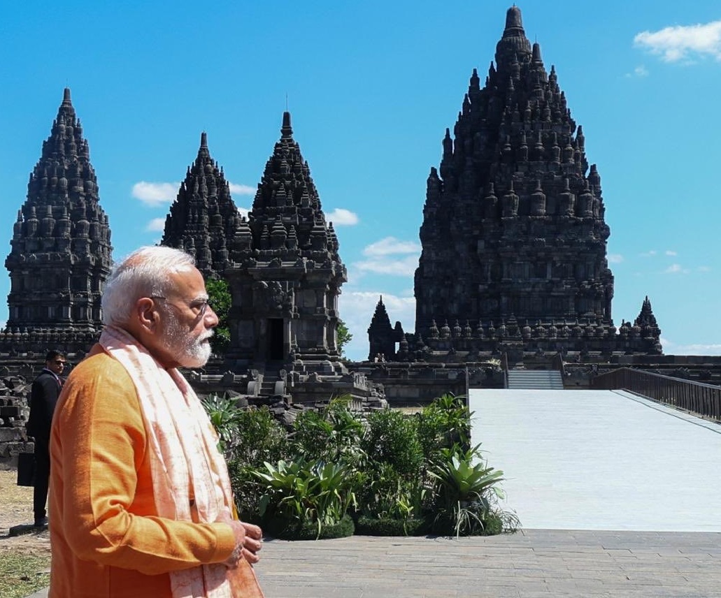 প্রধানমন্ত্ৰী মোদীয়ে ইণ্ডোনেছিয়াৰ ৰাষ্ট্ৰপতি প্রাব’ৰ’ ছুবিয়াণ্টৰ সৈতে দেশখনৰ যোগ্যকৰ্তাত থকা ইউনেস্ক’ৰ বিশ্ব ঐতিহ্যক্ষেত্ৰ প্ৰস্থানন মন্দিৰ দৰ্শন কৰে