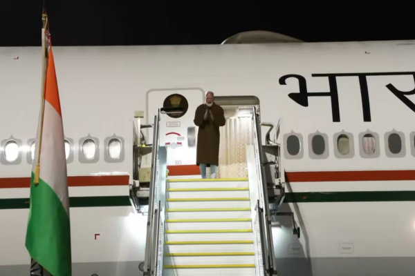 নিউজিলেণ্ডৰ প্ৰধানমন্ত্ৰী খ্ৰীষ্টফাৰ লাকছনৰ প্রধানমন্ত্রী মোদীক বিমান বন্দৰত আদৰণি