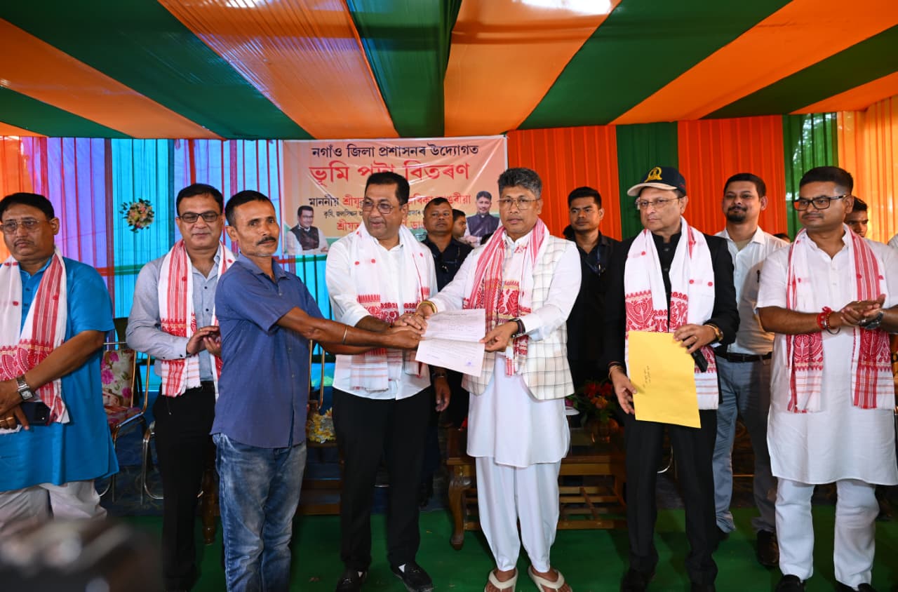 বটদ্ৰৱা বিধানসভা সমষ্টিৰ অন্তৰ্গত ভোমোৰাগুৰিত ভূমিপট্টা বিতৰণ কাৰ্য্যসূচীত পীয়ূষ হাজৰিকাৰ অংশগ্ৰহণ