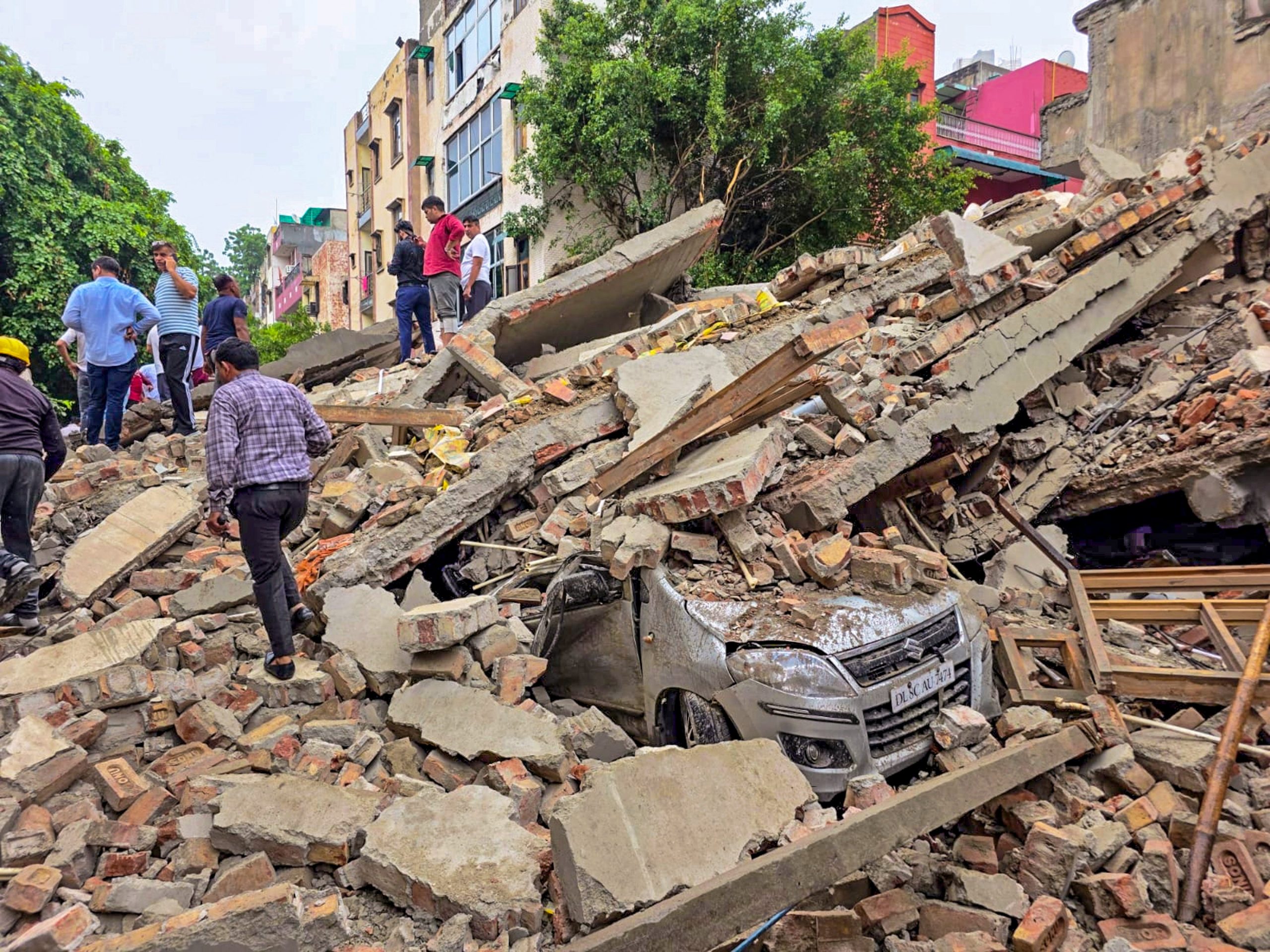नई दिल्ली: रोहिणी सेक्टर-16 में निर्माणाधीन इमारत गिरने से तीन लोगों की मृत्यु