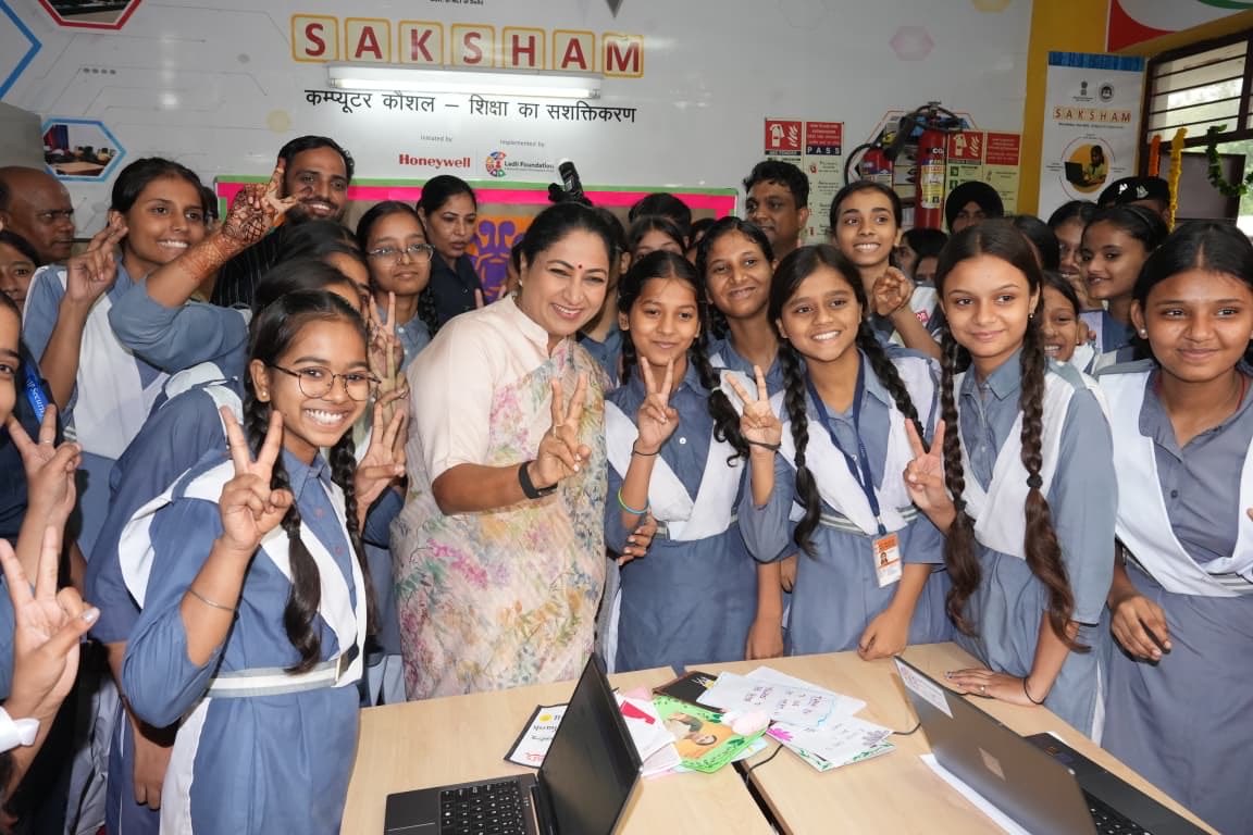 नई दिल्ली: मुख्यमंत्री रेखा गुप्ता ने शालीमार गांव स्थित विद्यालय में कई आधुनिक सुविधाओं का उद्घाटन किया