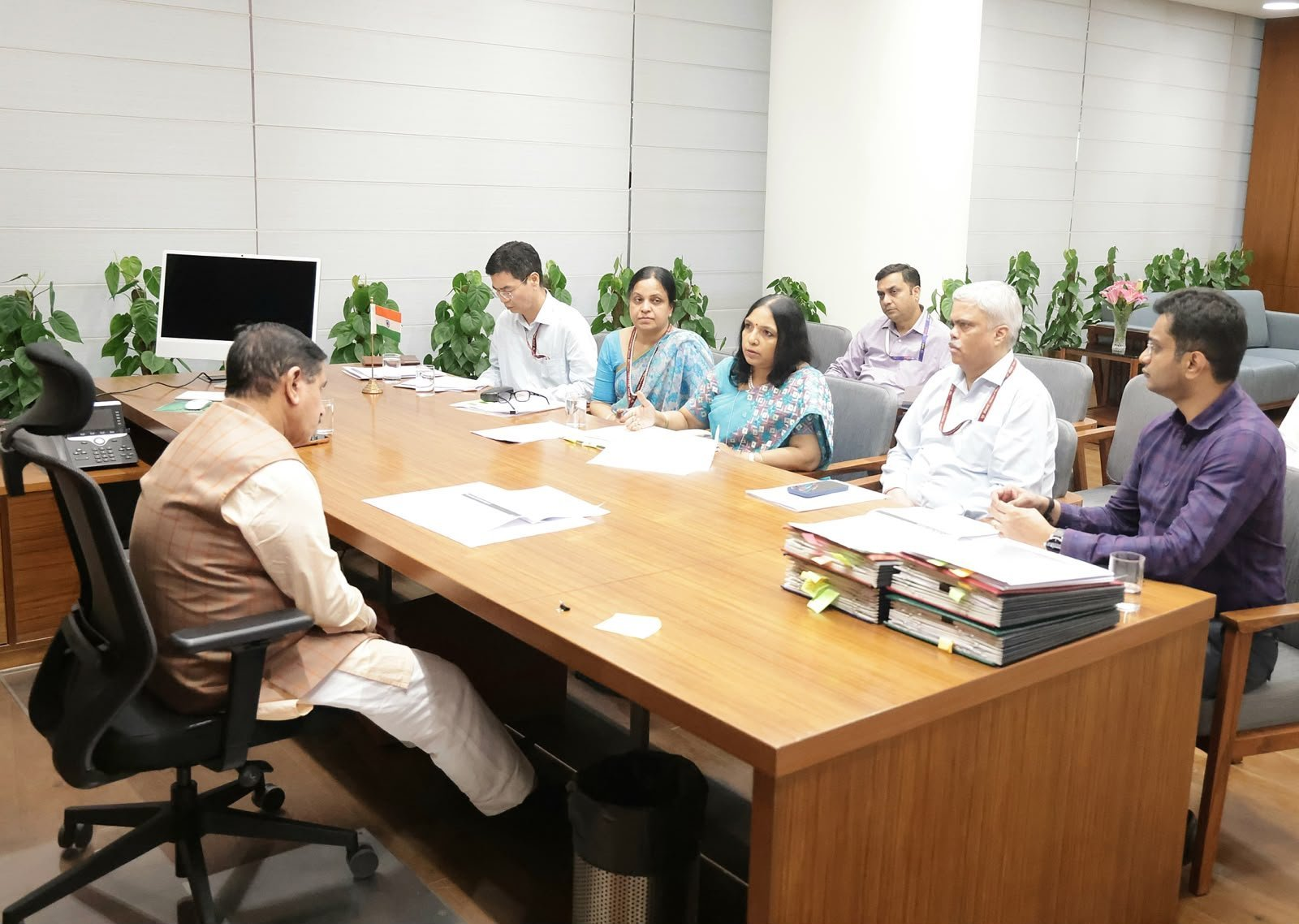 কেন্দ্রীয় শিক্ষামন্ত্রী প্রহ্লাদ যোশী মন্ত্রকের শীর্ষ আধিকারিকদের সঙ্গে একটি বৈঠকে করেছেন।