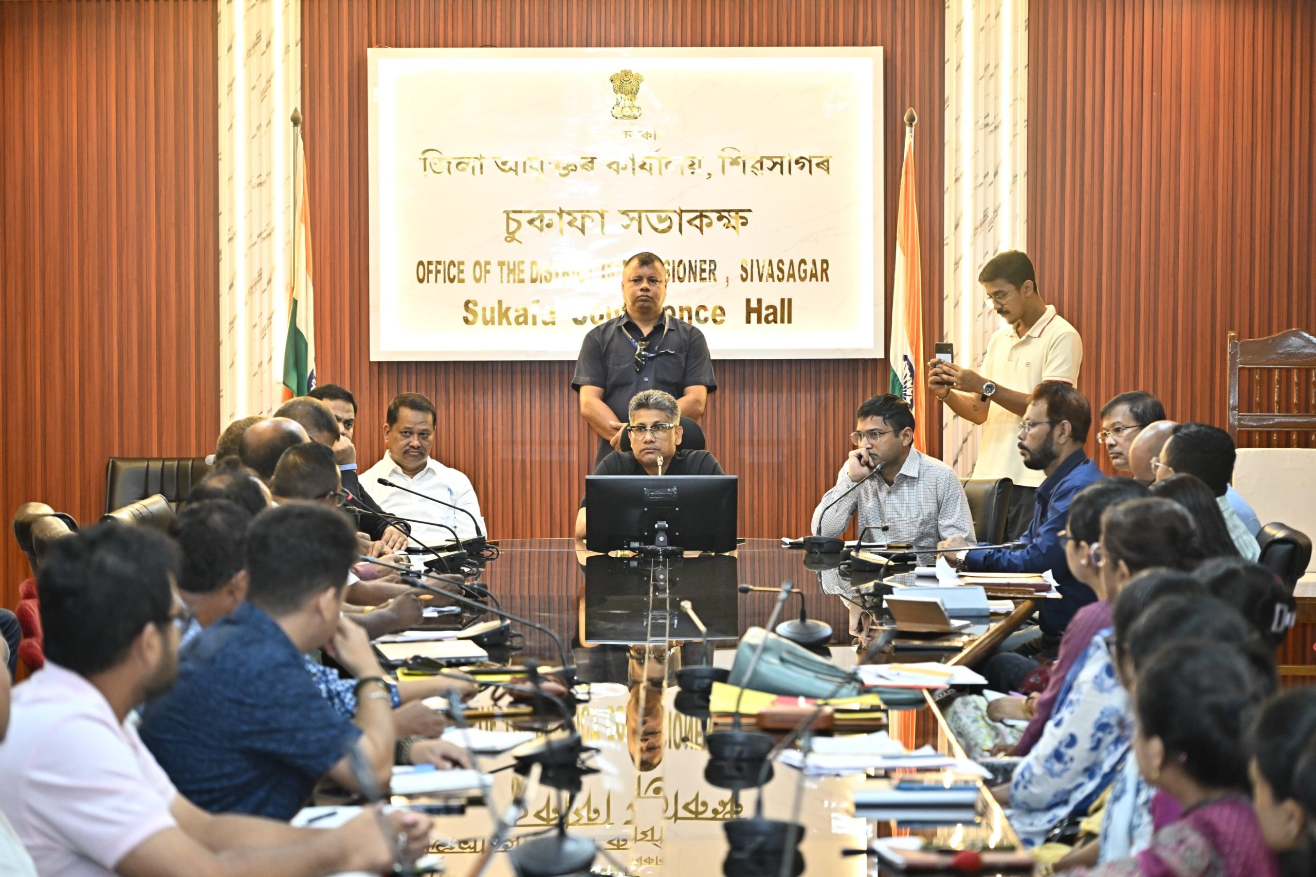 শিৱসাগৰত কৃষি আৰু জলসিঞ্চন বিভাগৰ বিষয়াবৰ্গৰ সৈতে কৃষি আৰু জলসিঞ্চন মন্ত্ৰী পীযুষ হাজৰিকাৰ পৰ্যালোচনা বৈঠক