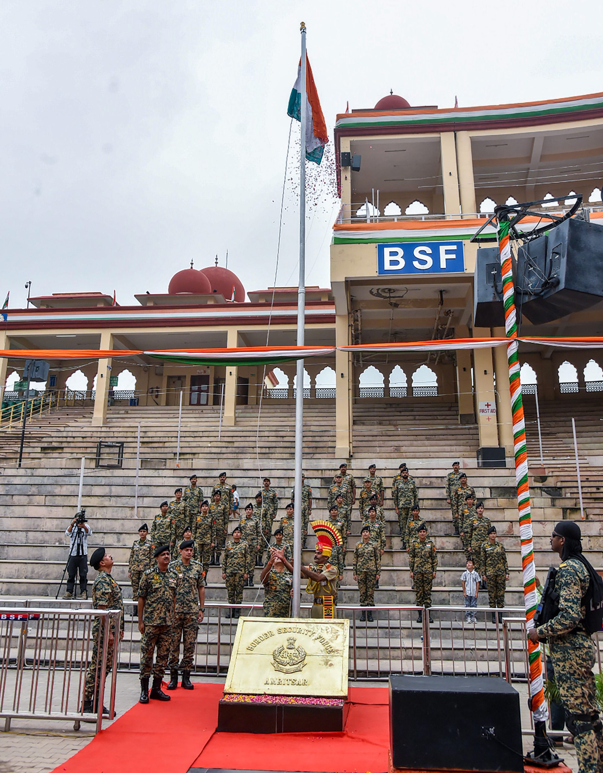 अटारी-वाघा बॉर्डर पर स्वतंत्रता दिवस की धूम, दिल्ली की मुख्यमंत्री और सीएम नायब सिंह सैनी ने किया ध्वजारोहण