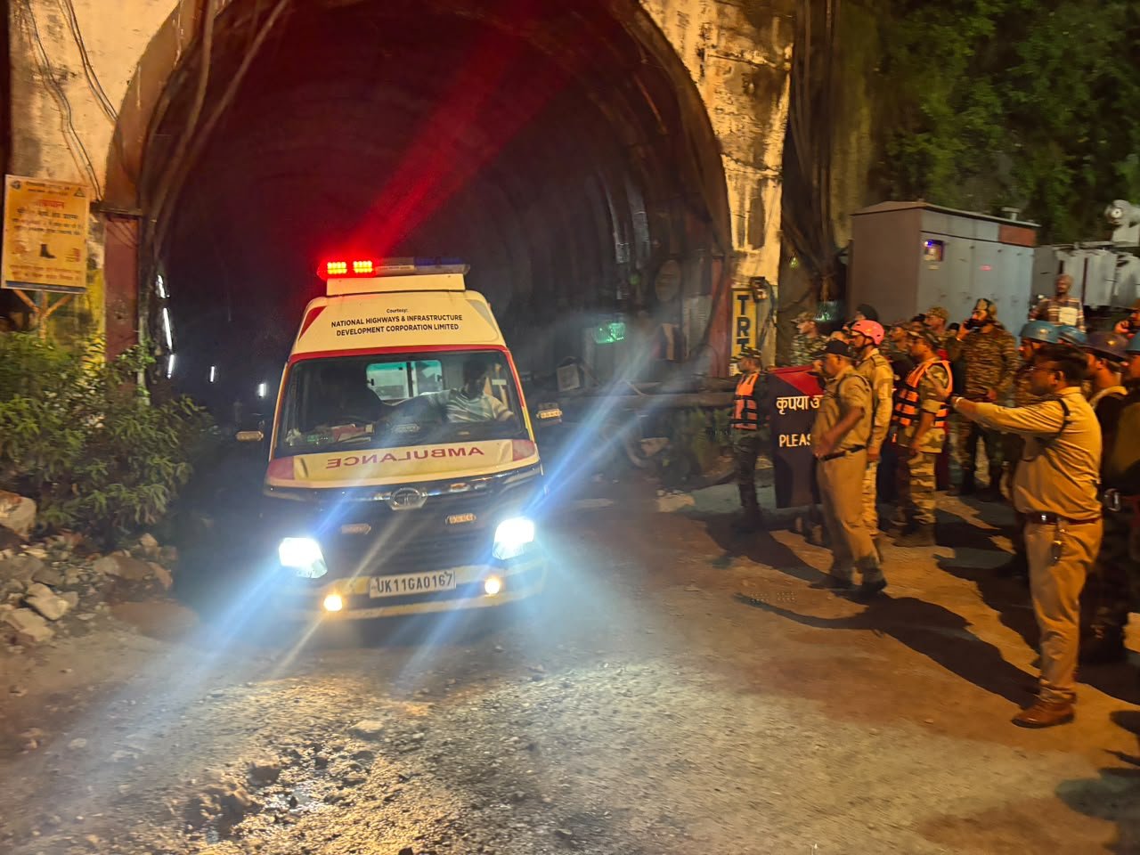 उत्तराखंड के चमोली में निर्माणाधीन सुरंग में भूस्खलन और जल रिसाव से 7 श्रमिकों की मौत, 14 घायल