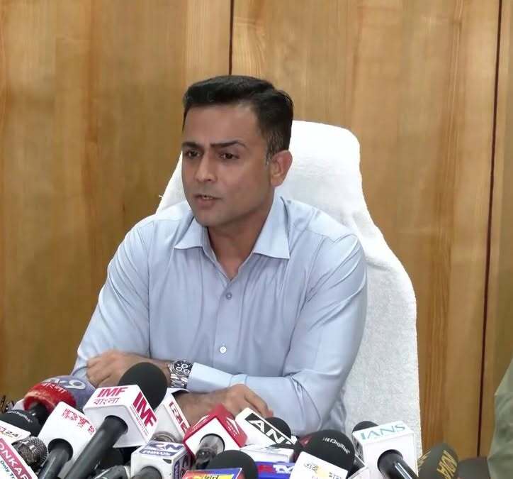 বর্ধমান থেকে ধৃত জৈশ জঙ্গী হামিম মণ্ডল নিরাপত্তা বাহিনীর উর্দি ব্যবহার করে দিল্লির যন্তর মন্তরে নাশকতার ছক কষেছিল বলে রাজ্য পুলিসের STF জানিয়েছে