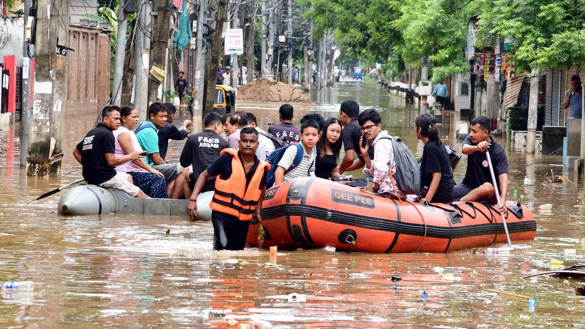 ৰাজ্যৰ বান পৰিস্থিতি সামান্য উন্নত, ৭ জিলাৰ বিস্তীর্ণ অঞ্চল এতিয়াও বানৰ কবলত