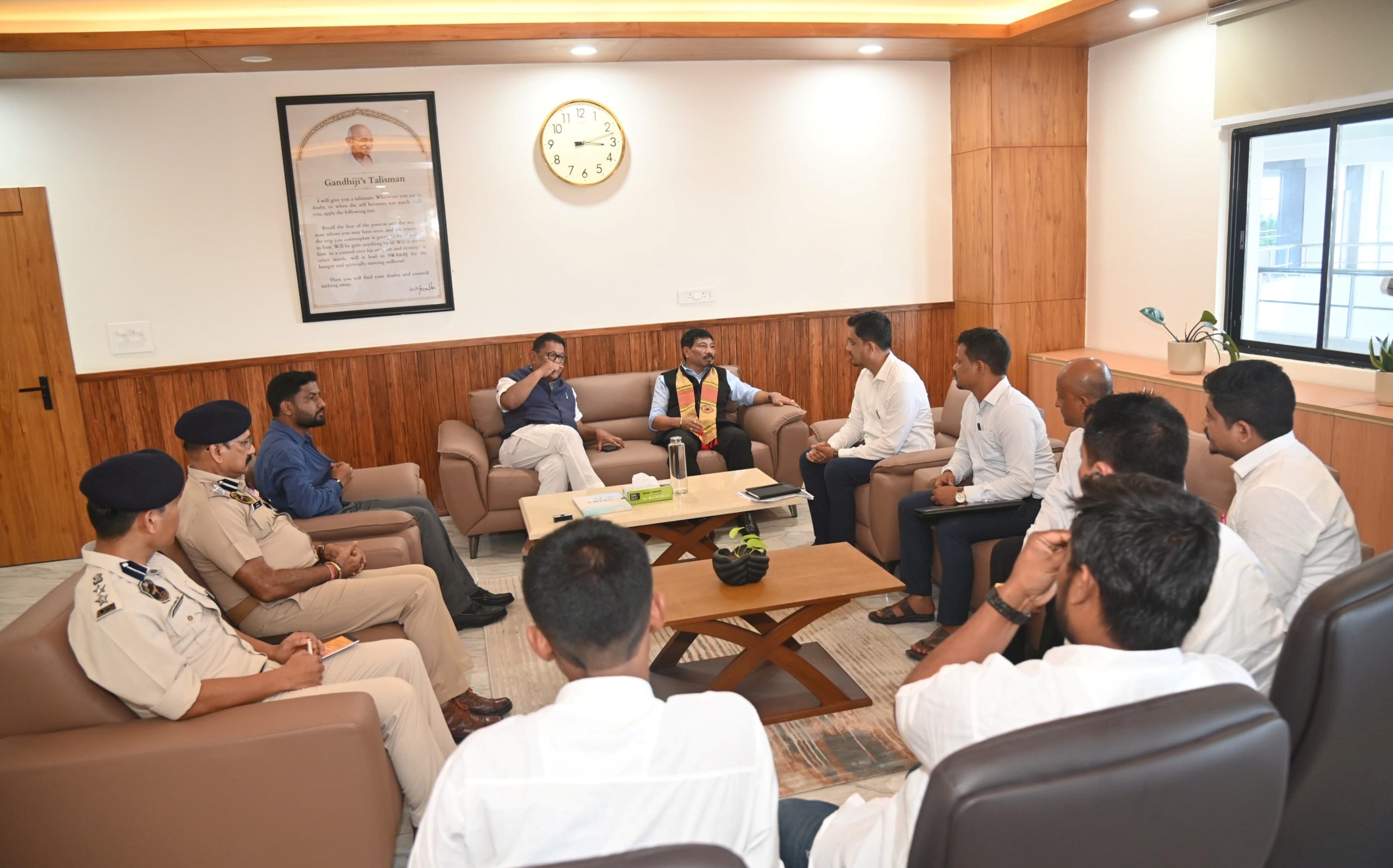 অসম-অৰুণাচল সীমান্তৱৰ্তী মিংমাং বদতিত সংঘটিত গুলীচালনাৰ ঘটনাৰ সন্দৰ্ভত মন্ত্ৰী অতুল বৰা, ডাঃ ৰণোজ পেগু আৰু কেইবাটাও সংগঠনৰ বৈঠক