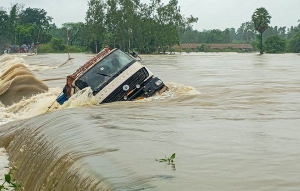 West Bengal: Flood-like situation in southern part after rivers breach embankments
