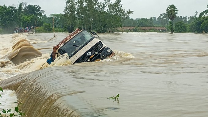 West Bengal: Flood-like situation in southern part after rivers breach embankments