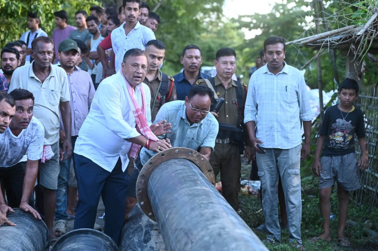 শিৱসাগৰত আৱদ্ধ পানী নিষ্কাষণৰ গতি অধিক তৃৰান্বিত কৰাৰ বাবে কাম অব্যাহত