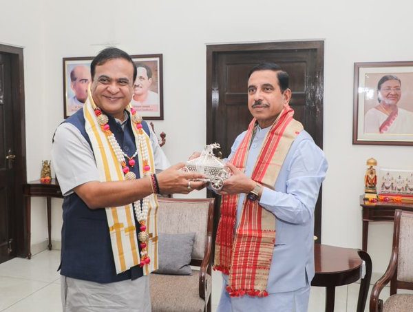 কেন্দ্রীয় মন্ত্রী প্রহ্লাদ যোশীক সাক্ষাৎ মুখ্যমন্ত্রী ড০ হিমন্ত বিশ্ব শর্মাৰ