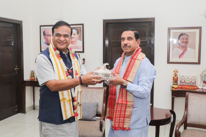 কেন্দ্রীয় মন্ত্রী প্রহ্লাদ যোশীক সাক্ষাৎ মুখ্যমন্ত্রী ড০ হিমন্ত বিশ্ব শর্মাৰ