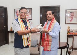 কেন্দ্রীয় মন্ত্রী প্রহ্লাদ যোশীক সাক্ষাৎ মুখ্যমন্ত্রী ড০ হিমন্ত বিশ্ব শৰ্মাৰ