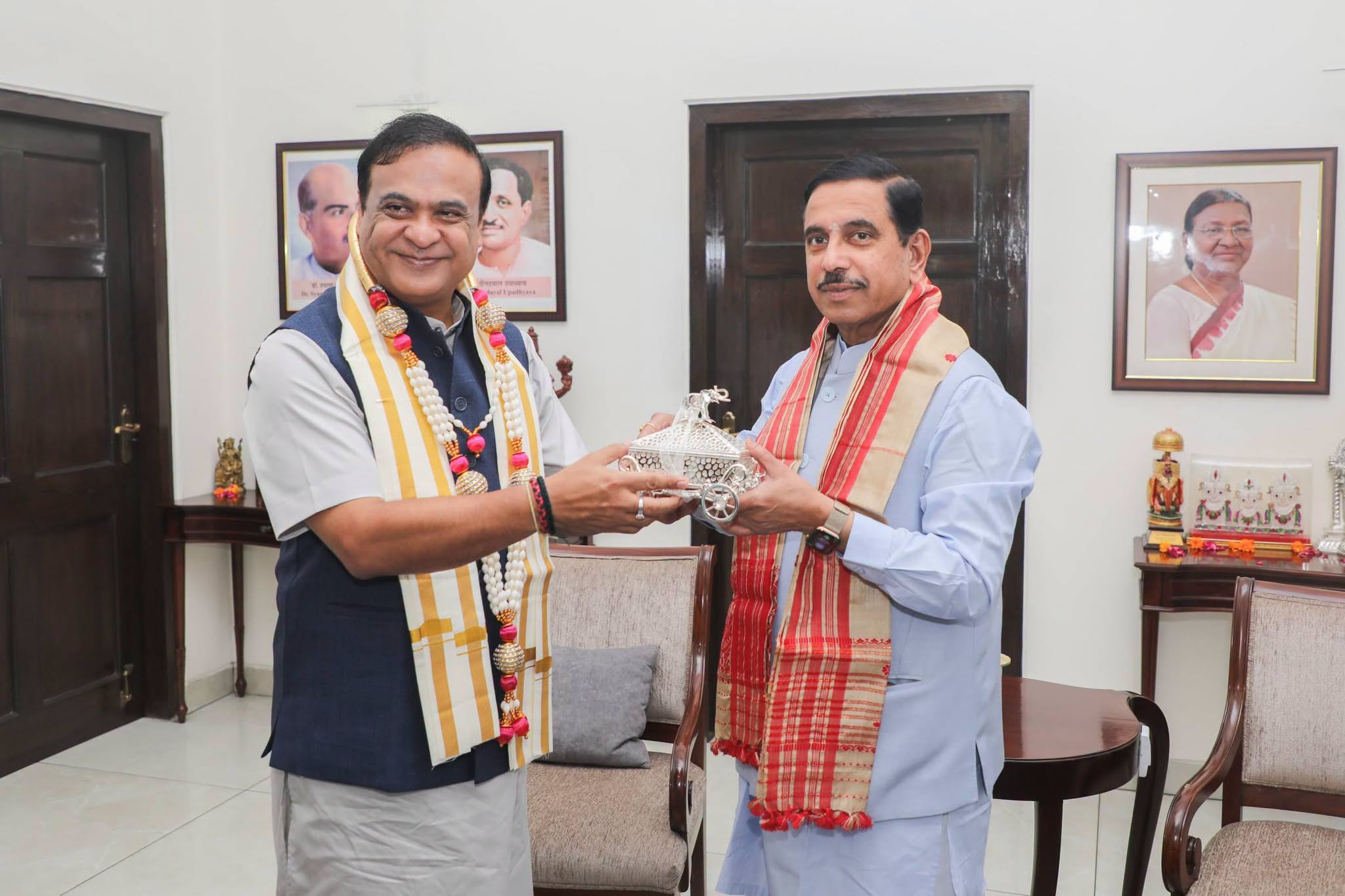 কেন্দ্রীয় মন্ত্রী প্রহ্লাদ যোশীক সাক্ষাৎ মুখ্যমন্ত্রী ড০ হিমন্ত বিশ্ব শৰ্মাৰ