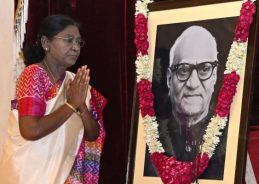 President Droupadi Murmu pays floral tributes to former President V V Giri on his birth anniversary President Droupadi Murmu pays floral tributes to former President V V Giri on his birth anniversary