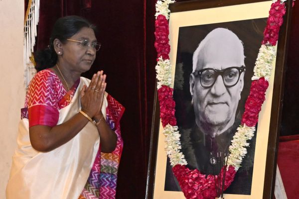 President Droupadi Murmu pays floral tributes to former President V V Giri on his birth anniversary