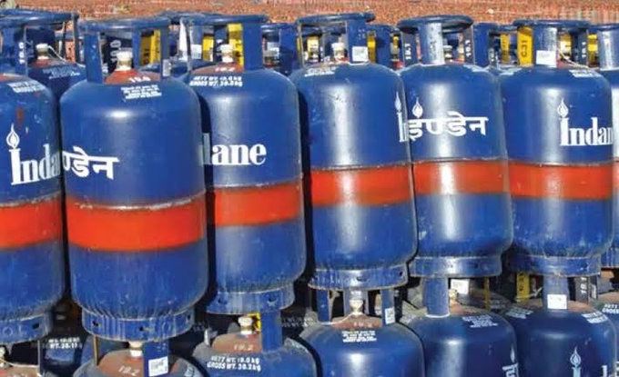व्यावसायिक वापरासाठीच्या एलपीजी सिलेंडरच्या किमतीत १९२ रुपये कपात