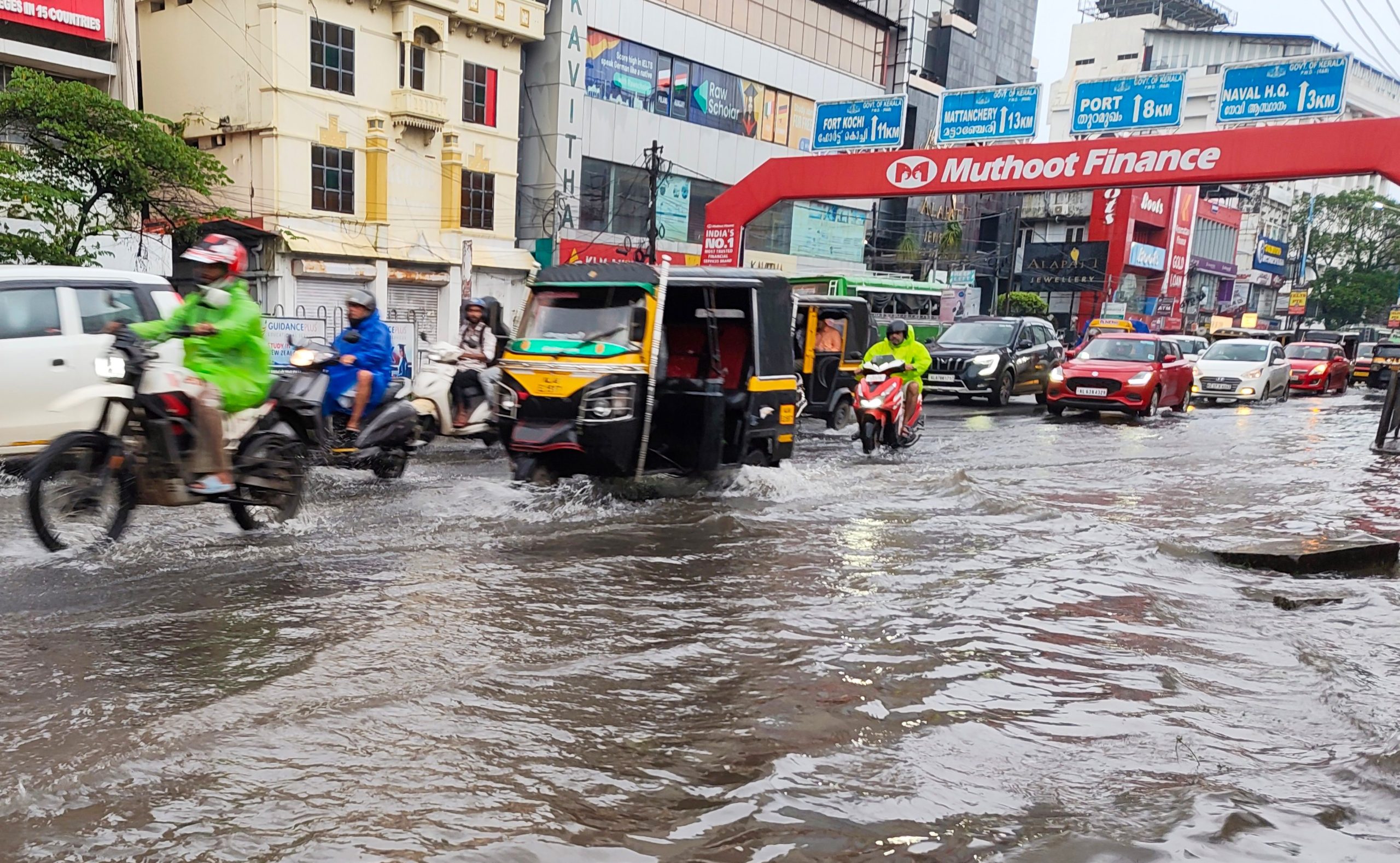 केरलम में मूसलाधार वर्षा से हुई तबाही के बीच मौसम विभाग ने 12 जिलों के लिए ऑरेंज अलर्ट जारी