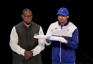 ग्लासगो राष्ट्रमंडल खेलों के समापन समारोह में अहमदाबाद को सौंपा गया राष्ट्रमंडल खेल ध्वज और होस्ट बैटन