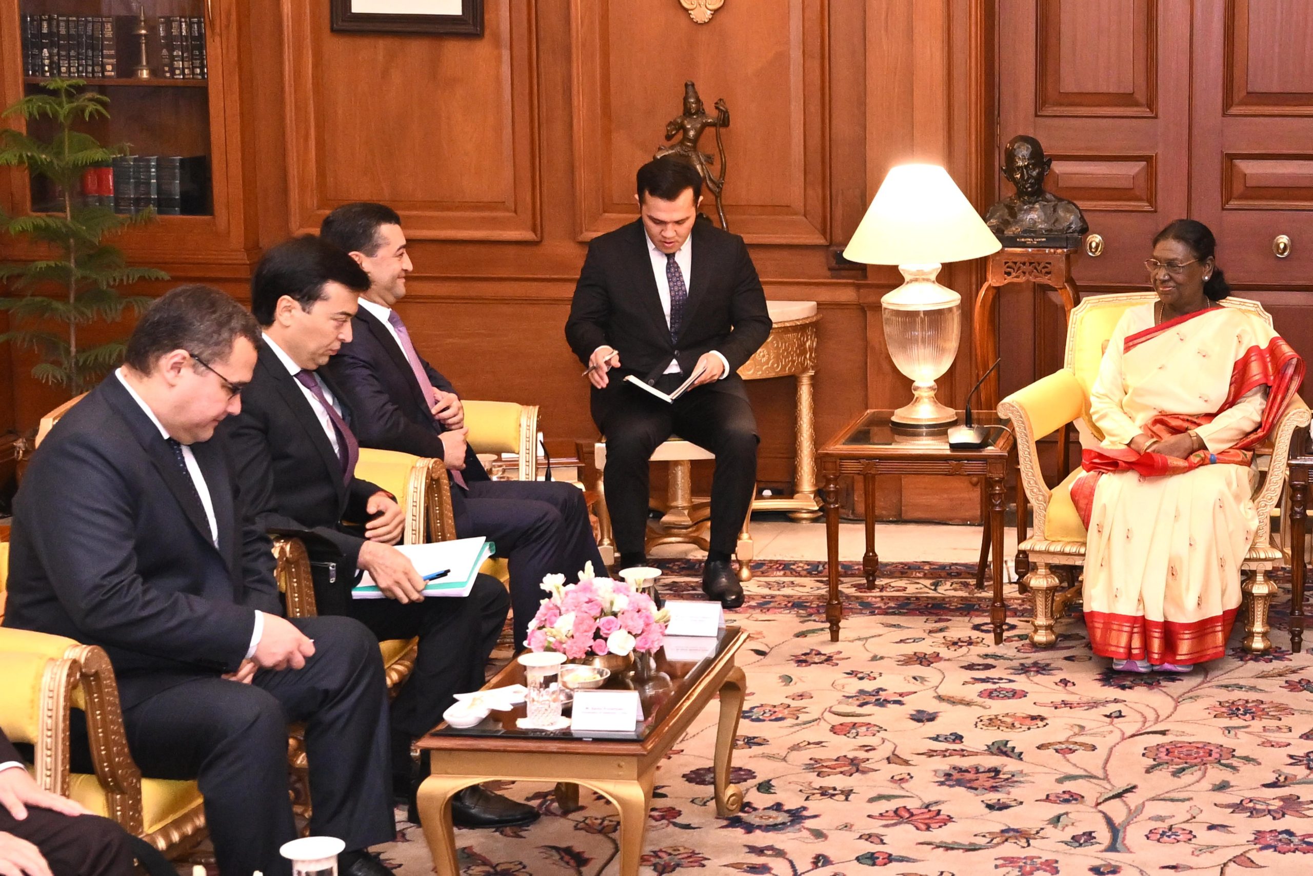 उज़्बेकिस्तान गणराज्य के विदेश मंत्री ने राष्ट्रपति द्रौपदी मुर्मु से मुलाकात की