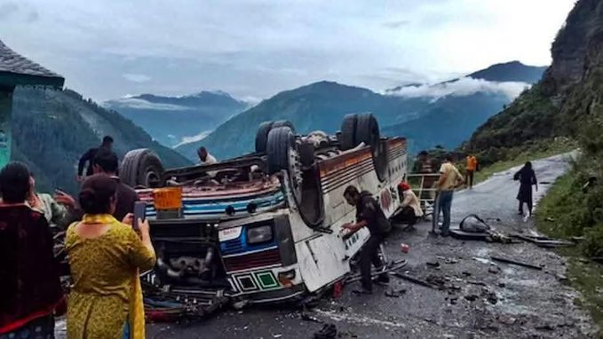 हिमाचल प्रदेशात बस अपघातात सात जण ठार, तर अकरा प्रवासी जखमी