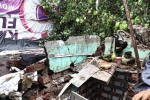 ভারী বৃষ্টির পর আজ ভোরে মুম্বাইয়ের ঘাটকোপার অঞ্চলে ভূমিধসের ঘটনায় দুজন নিহত হয়েছেন।