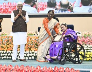 संगीत नाटक अकादमी पुरस्कारांचं राष्ट्रपती द्रौपदी मूर्मू यांच्या हस्ते वितरण, राज्यातल्या १० मान्यवरांचा गौरव