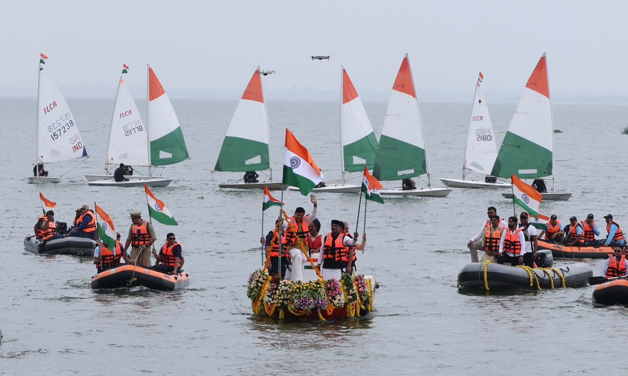 स्वतंत्रता दिवस से पहले भोपाल में 350 से ज्यादा नावों पर तिरंगा यात्रा निकाली गई