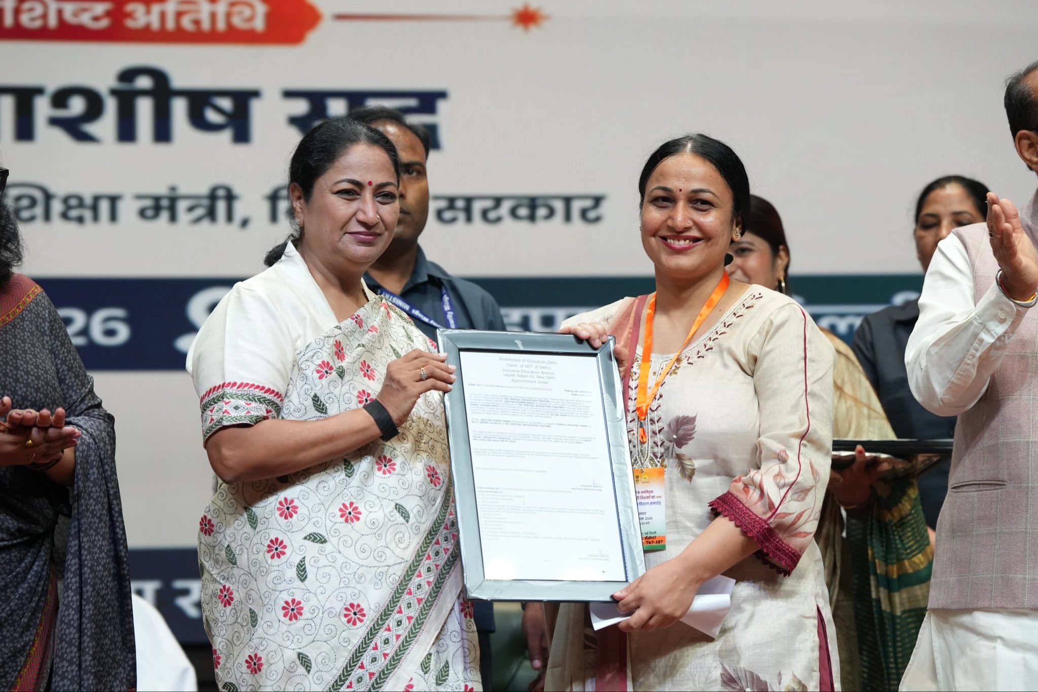 दिल्ली की मुख्यमंत्री ने 1,368 नव-नियुक्त शिक्षकों को नियुक्ति पत्र प्रदान किए