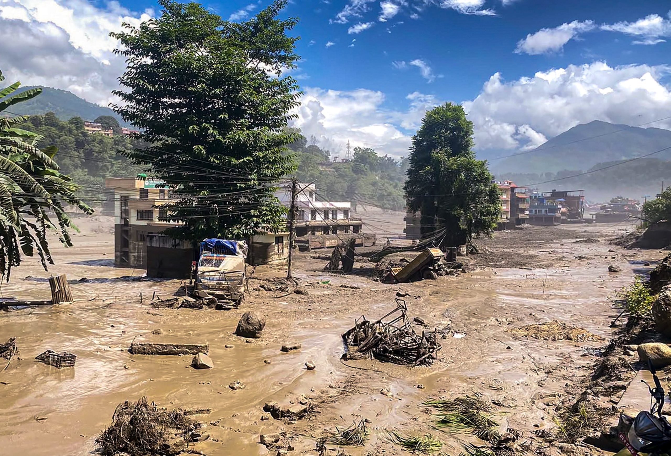 नेपाल-तिब्बत सीमा पर अचानक भीषण बाढ़ में 46 लोगों की मौत; 100 से अधिक भारतीयों सहित लगभग 500 लोग लापता