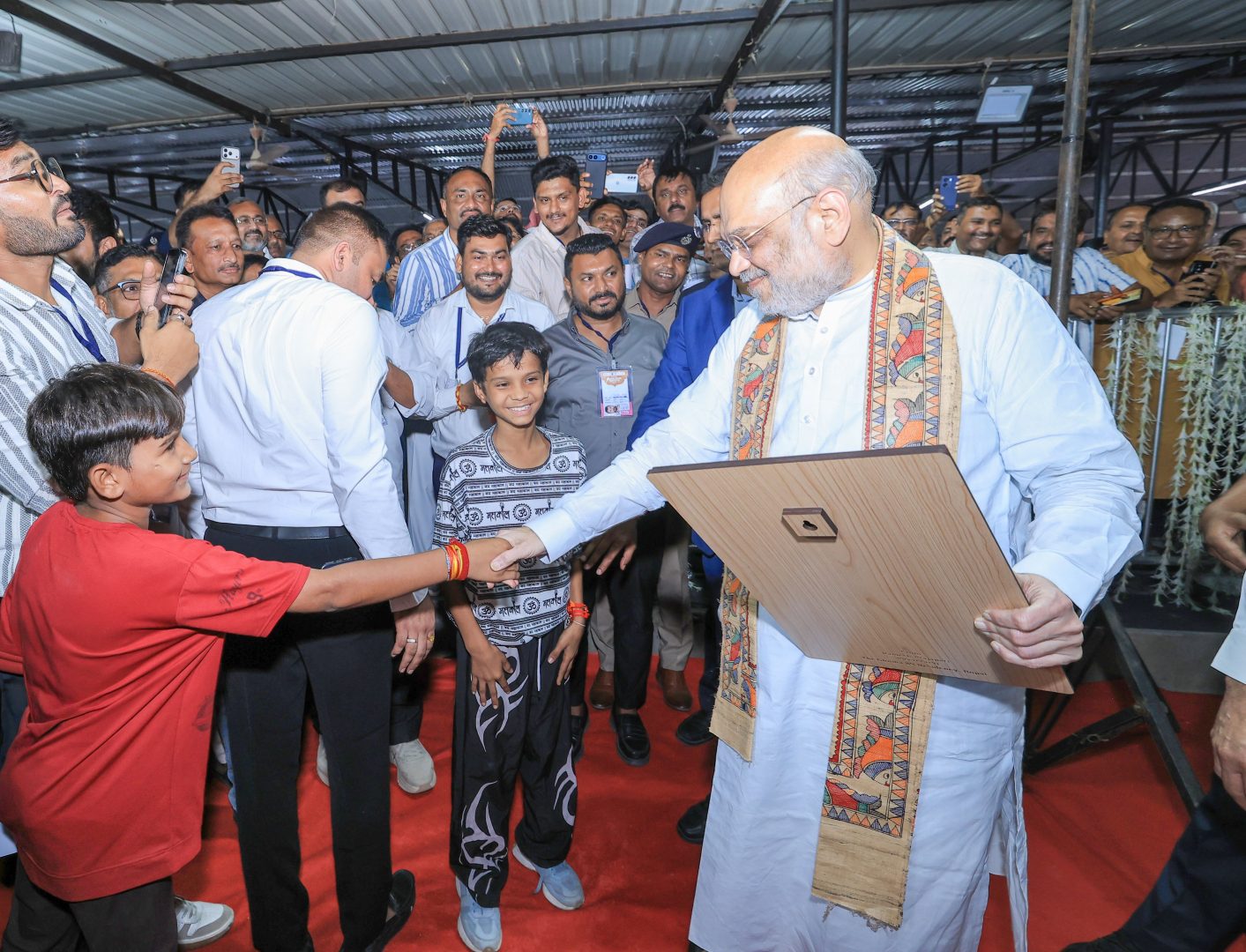 લોકદરબારમાં બોપલ, ઘૂમા અને શેલાના વિસ્તારોમાં વરસાદી પાણી ન ભરાય તે માટે સરકાર દ્વારા આયોજન કરાયું હોવાનું જણાવતા કેન્દ્રીય ગૃહમંત્રી