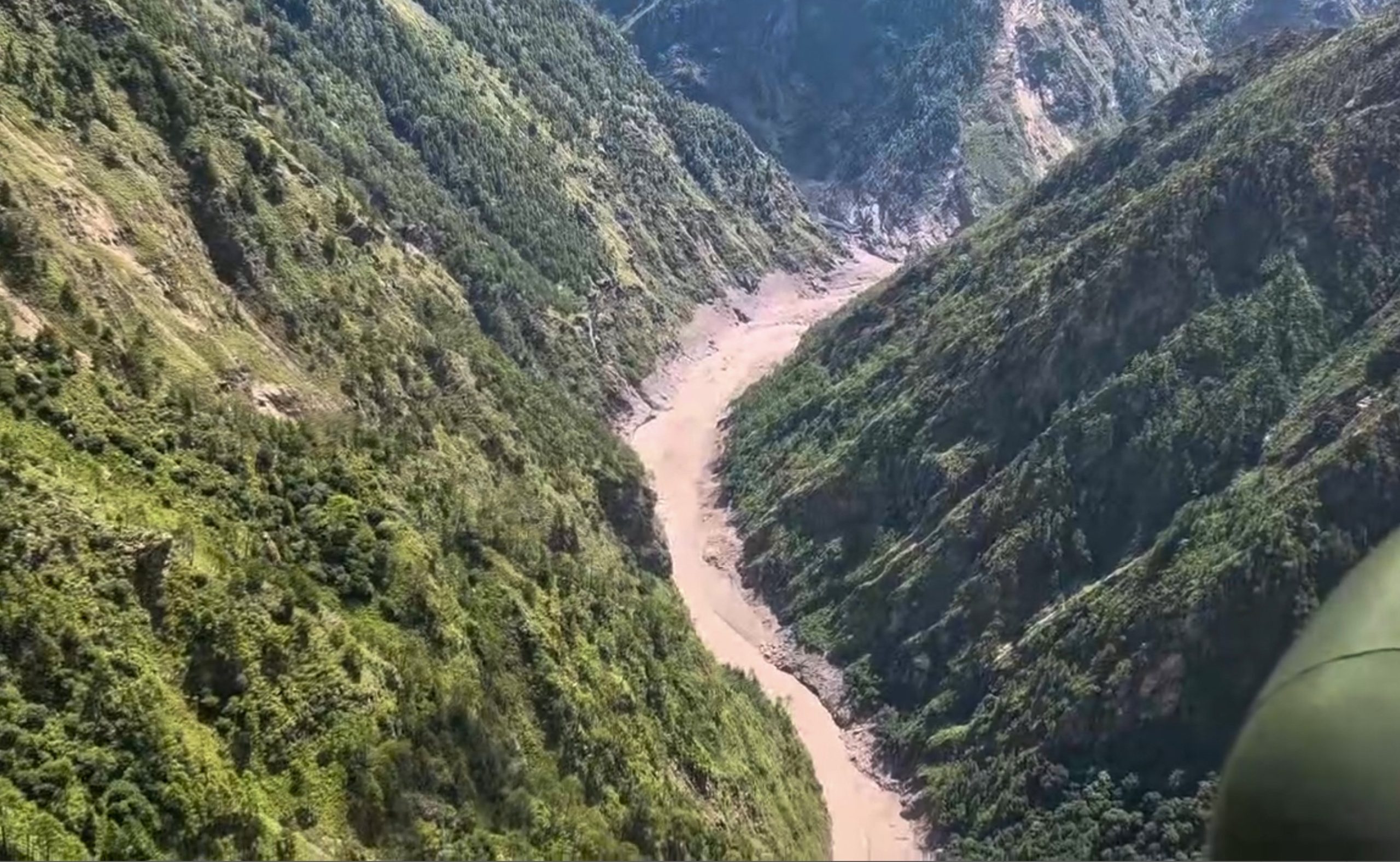नेपाल में छोछेन खोला और पुरेपु त्सांगपो के संगम पर बनी बैरियर झील के टूटने का खतरा