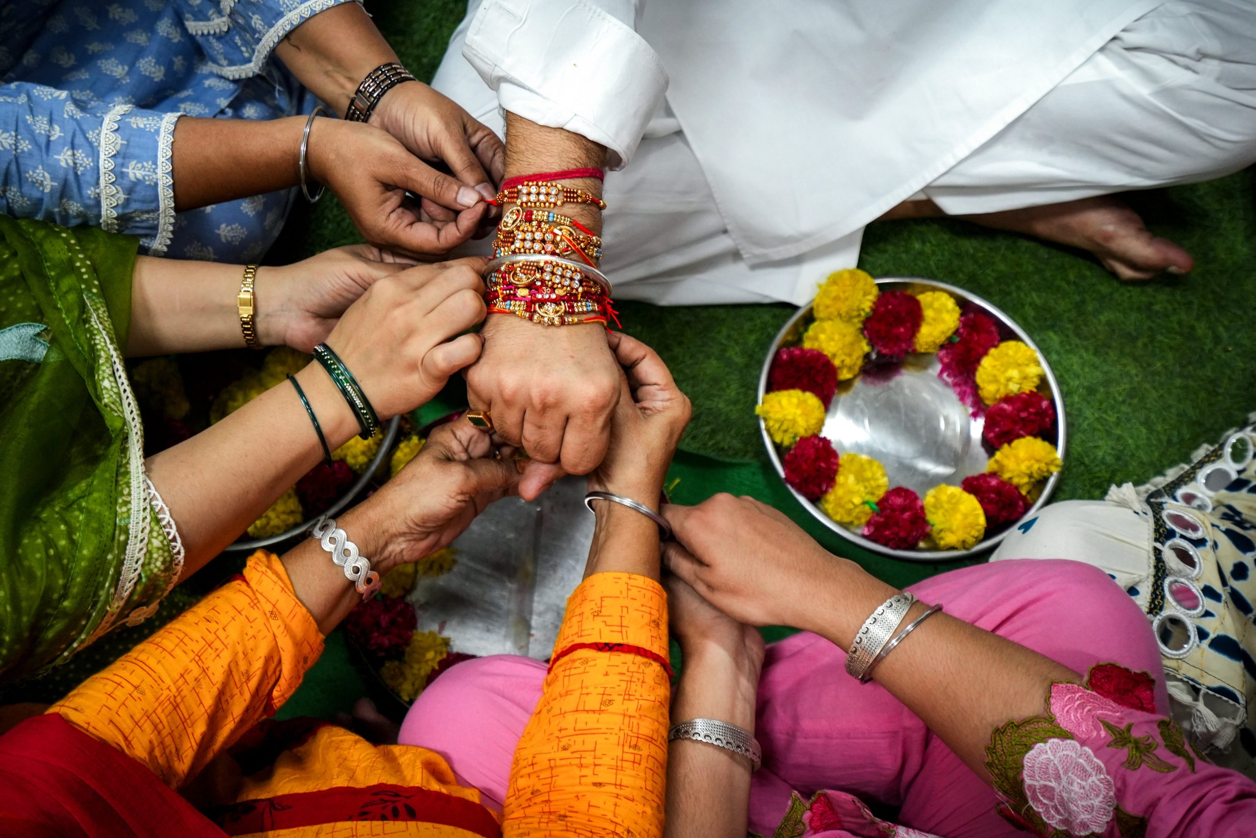देश में आज रक्षाबंधन की धूम, राष्ट्रपति मुर्मु और लोकसभा अध्यक्ष ओम बिरला ने देशवासियों को दी शुभकामनाएं
