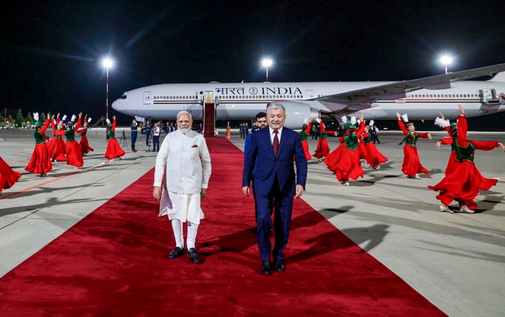 पीएम मोदी शंघाई सहयोग संगठन समिट में शामिल होने के लिए किर्गिस्तान पहुंचे