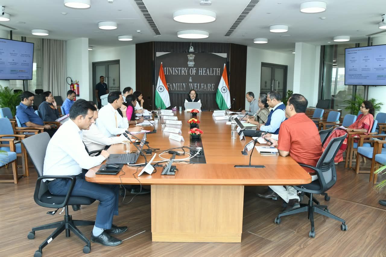 नई दिल्ली: केंद्रीय मंत्री जे.पी. नड्डा ने स्वास्थ्य सेवाओं को लेकर की समीक्षा बैठक