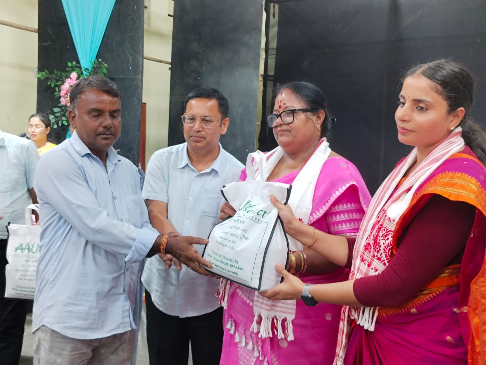 দৰং জিলাৰ নিৰ্বাচিত ১০০ গৰাকী কৃষকৰ মাজত অধিক উৎপাদনক্ষম মাহজাতীয় শস্যৰ বীজ ৰোপণ সামগ্ৰী বিতৰণ