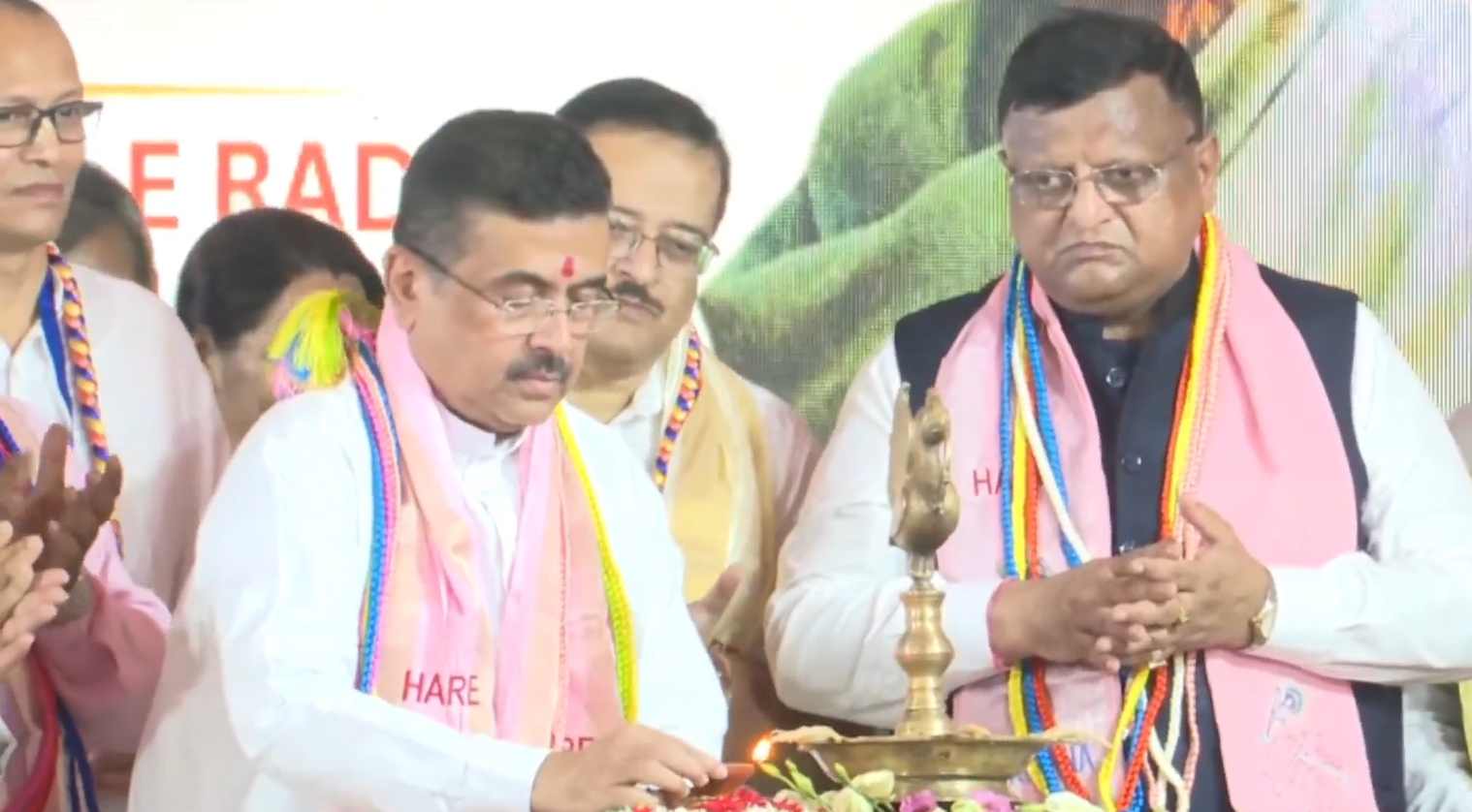 কলকাতার তারাতলায় ইসকন অন্নামৃত ফাউন্ডেশনের মিড ডে মিল কর্মসূচির সূচনা করেছেন মুখ্যমন্ত্রী শুভেন্দু অধিকারী