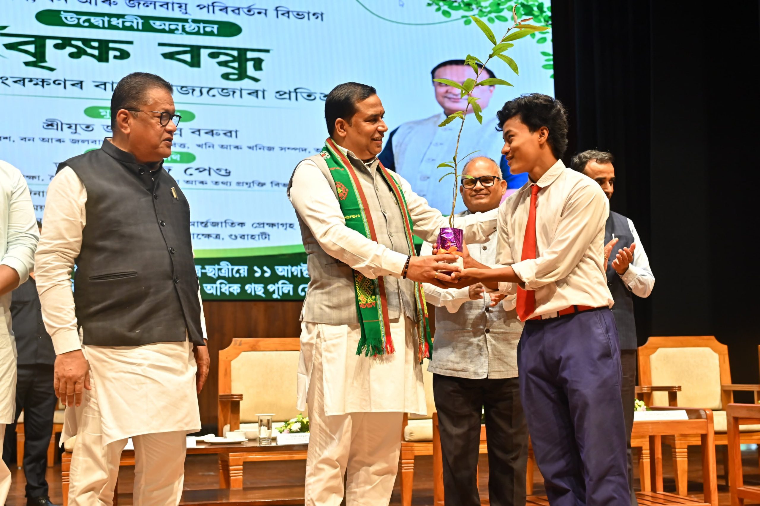 ২২ লক্ষাধিক ছাত্ৰ-ছাত্ৰীৰ দ্বাৰা ডেৰ কোটি গছপুলি ৰোপণৰ লক্ষ্য ৰাজ্য চৰকাৰৰ